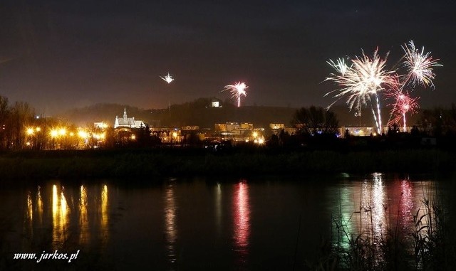 Tak Pińczów witał 2018 rok. Pokaz fajerwerków nad miastem w obiektywie Jarkos Foto Art.