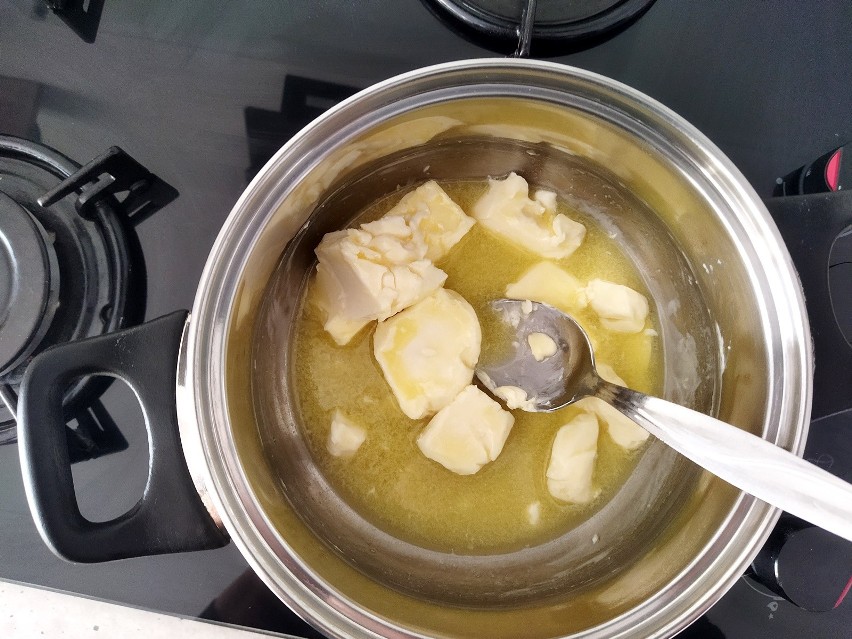 Przygotuj krem: rozpuść masło i serek, dodaj cukier puder i...