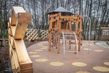 Stan prac w parku w Katowicach-Kostuchnie. Plac zabaw, altany, miejsce na grilla, wiele drzew i krzewów. ZDJĘCIA