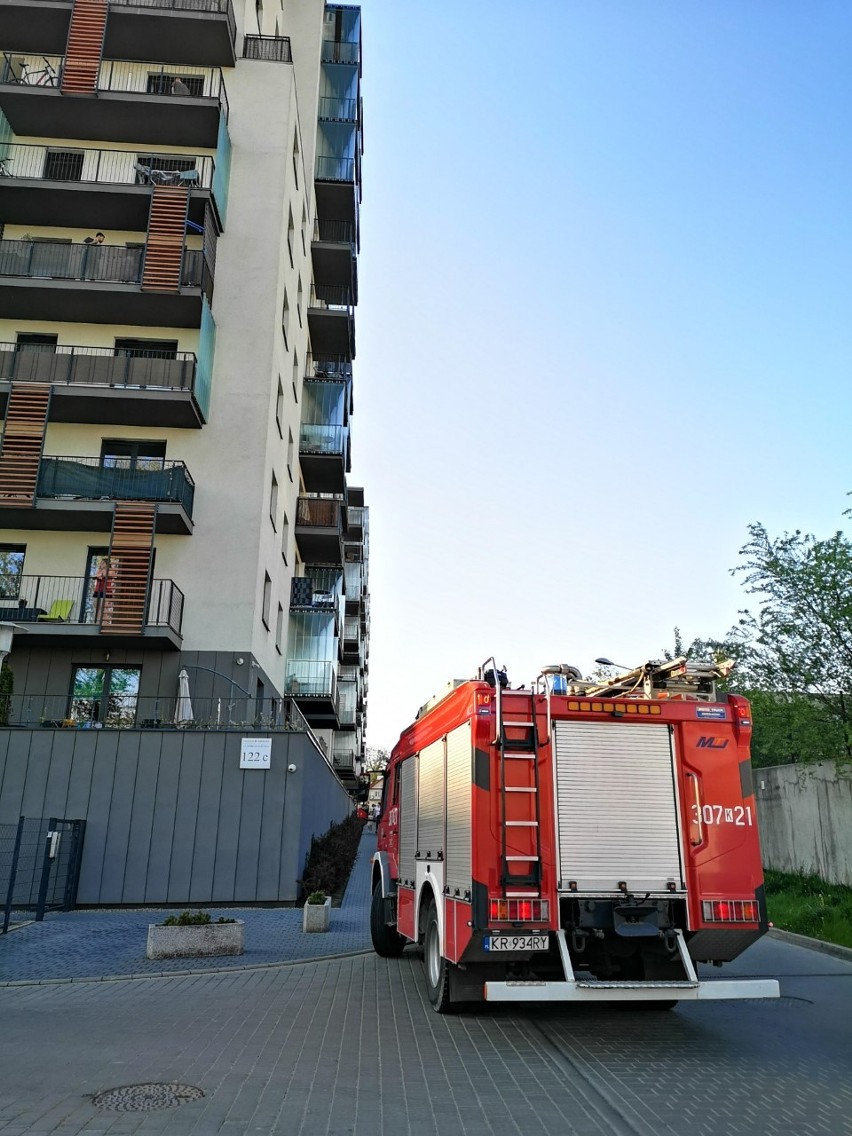Kraków. Strażacy na pomoc mamie zamkniętej przez dziecko na balkonie [ZDJĘCIA]