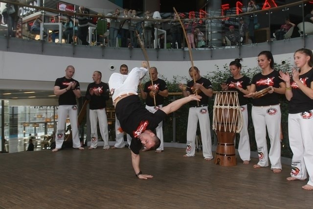 Pokaz capoeiry w CH Forum w Gliwicach