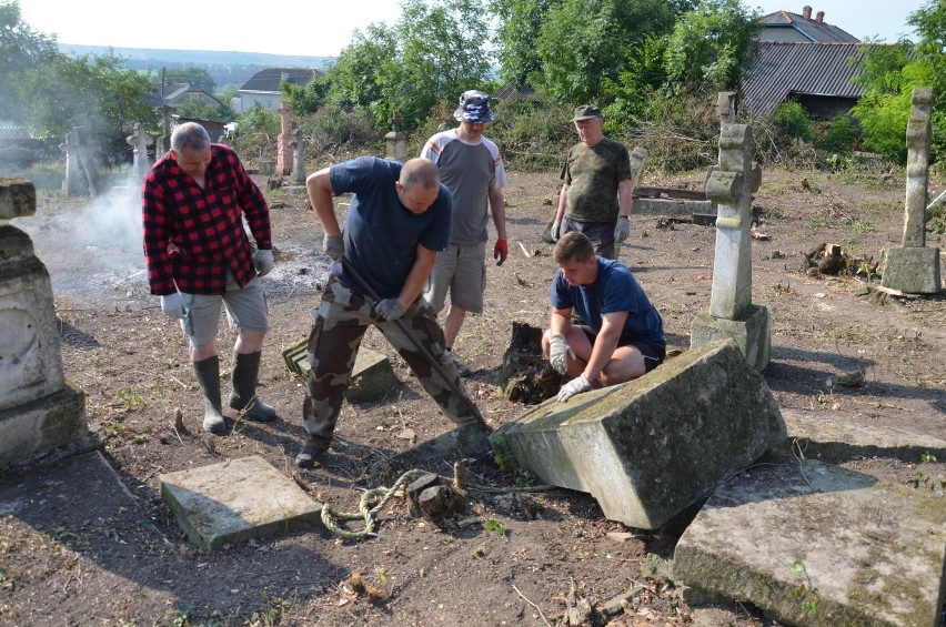 1000 wolontariuszy wyjedzie na Ukrainę porządkować groby przodków