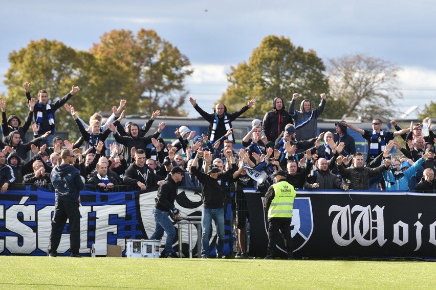 Blisko 300 fanów Zawiszy Bydgoszcz dopingowało swoich...