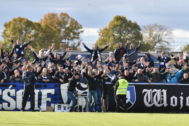 Blisko 300 fanów Zawiszy Bydgoszcz dopingowało swoich ulubieńców w Ostaszewie. Niebiesko-czarni przegrali 3:4. To była dla nich pierwsza porażka w sezonie. Bydgoszczanie zachowali prowadzenie w rozgrywkach. Mustang awansował na pozycję wicelidera.