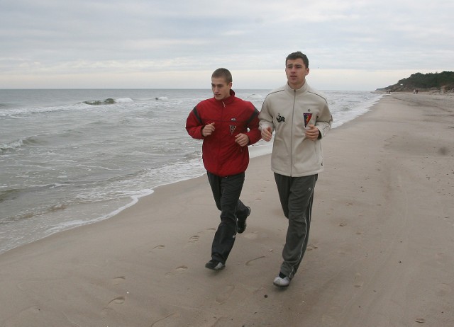 Piotr Celeban (z lewej) i Marcin Pontus ostro trenują w Pogorzelicy.
