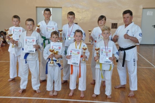 Skarżyscy karatecy z trenerem Zbigniewem Zaborskim przywieźli jedenaście medali z ostatniego turnieju sezonu w Sandomierzu. 