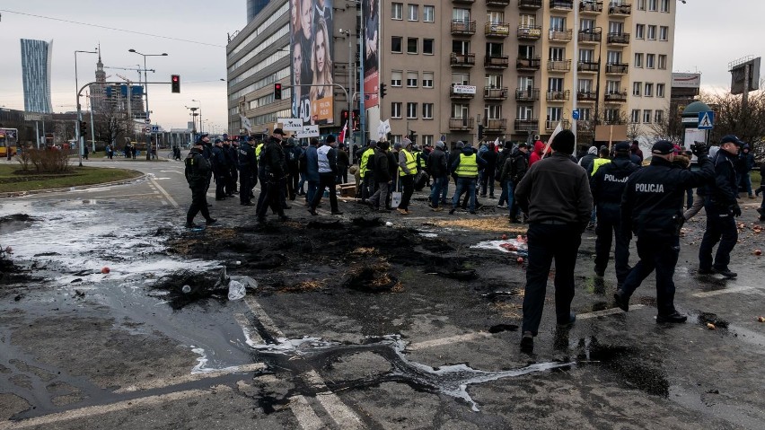 Płonące opony i martwe świnie na torach tramwajowych - tak wyglądał dzisiejszy protest rolników w Warszawie