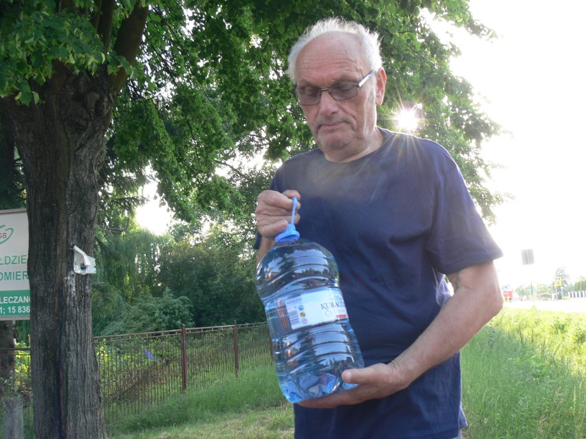 Pan Jan z Kleczanowa także nie ma wody, dlatego korzysta z...