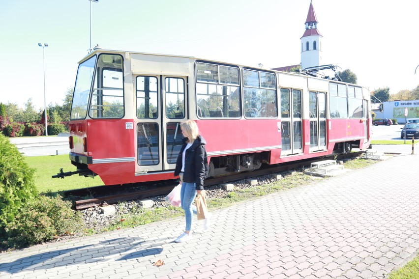 Migawka z 1985 roku i archiwalne zdjęcie dołączyły do zbiorów dokumentów, fotografii, biletów