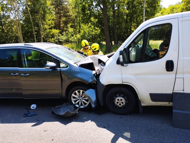W miejscowości Józefka w gminie Poddębice doszło do czołowego zderzenia samochodu osobowego z samochodem dostawczym typu bus