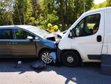 Wypadek w powiecie poddębickim. W gminie Poddębice doszło do czołowego zderzenia osobówki i busa ZDJĘCIA