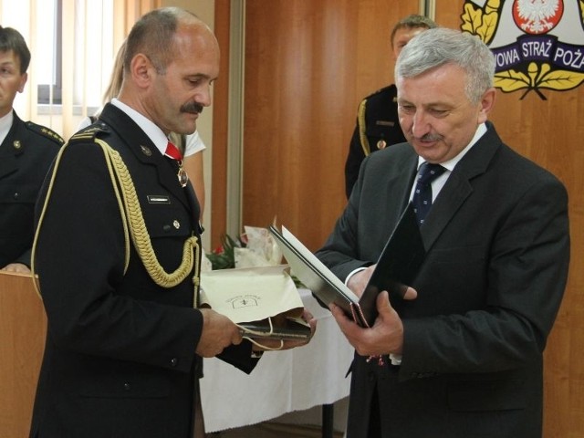 Starosta kielecki Zdzisław Wrzałka składa podziękowania komendantowi Zdzisław owi Kuźdubowi.