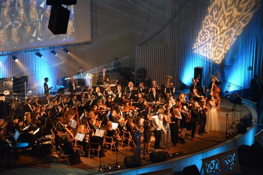 Koncert Muzyki Filmowej w Żywcu. Pianista oświadczył się koncertmistrz orkiestry [ZDJĘCIA]