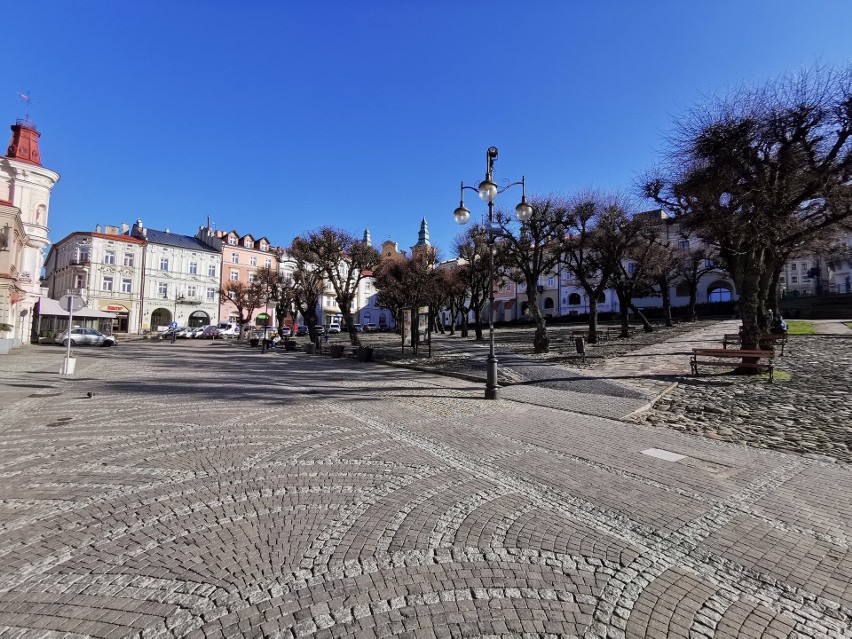 Weekend. Piękna pogoda. W normalnej sytuacji przemyski Rynek...