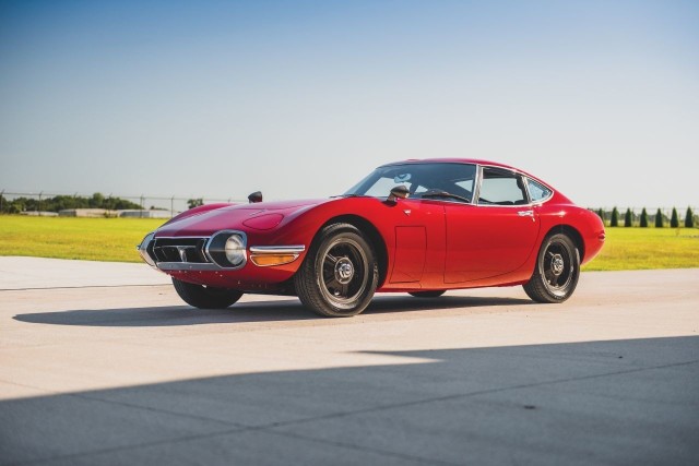 Dom aukcyjny RM Sotheby's wystawił na aukcję sportową Toyotę 2000GT z 1967 roku – jeden z zaledwie 62 egzemplarzy z kierownicą po lewej stronie. 2000GT należy do najbardziej poszukiwanych japońskich samochodów sportowych, za które kolekcjonerzy są gotowi płacić ogromne kwoty.Fot. Darin Schnabel, RM Sotheby's