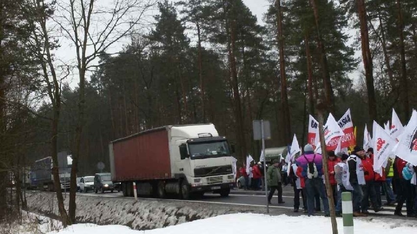 Górnicy i związkowcy zablokowali główną drogę z Częstochowy...