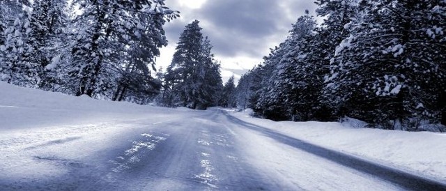 Kolejny atak zimy. Śnieg, lód, a miejscami zaspy uniemożliwiają sprawne poruszanie się po drogach.