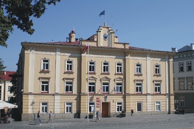 Na maszcie przed Urzędem Miejskim w Przemyśla polska flaga wisi tylko w niektóre dni w roku.