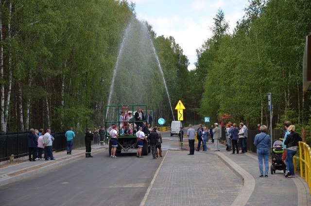 Strongmeni najpierw spotkali się z mieszkańcami na prostym odcinku nowo wybudowanej drogi do Okonin Nadjeziornych, a potem cała zabawa przeniosła się na plac do wsi.