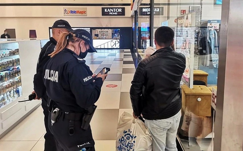 Lubelskie. Coraz częściej na zakupach w galerii handlowej czy hipermarkecie można spotkać patrole policji. Kontrolują czy nosisz maseczkę