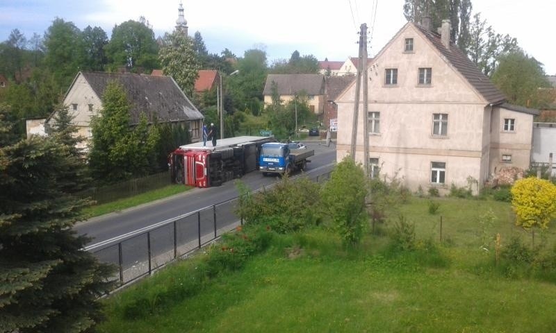 Wypadek ciężarówki między Lubaniem i Gryfowem Śląskim. Przewrócony tir blokuje przejazd (ZDJĘCIA)