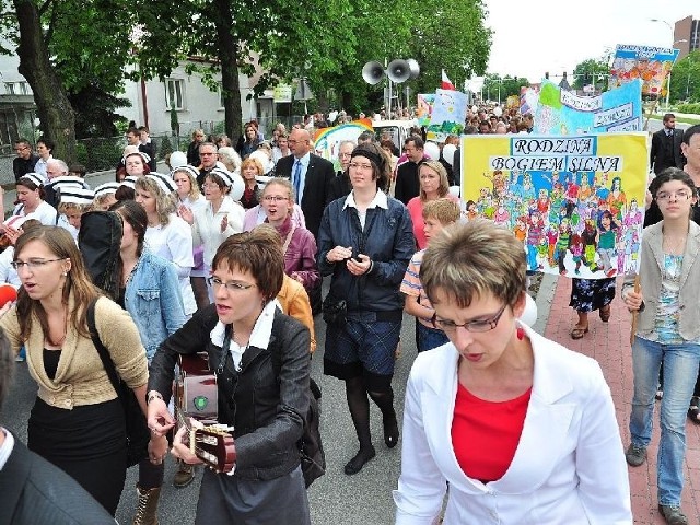 Zdaniem organizatorów w tarnobrzeskim Marszu dla Życia i Rodziny udział wzięło około tysiąca osób.