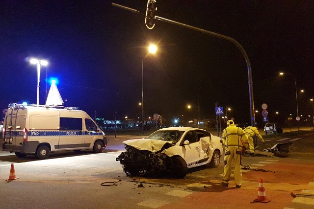 Pijany policjant po służbie spowodował wypadek na skrzyżowaniu ulic Rokicińskiej i Augustów w Łodzi