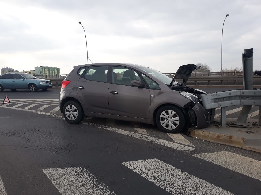 Wypadek na Gądowiance. Mężczyzna wjechał w bariery (ZOBACZ)