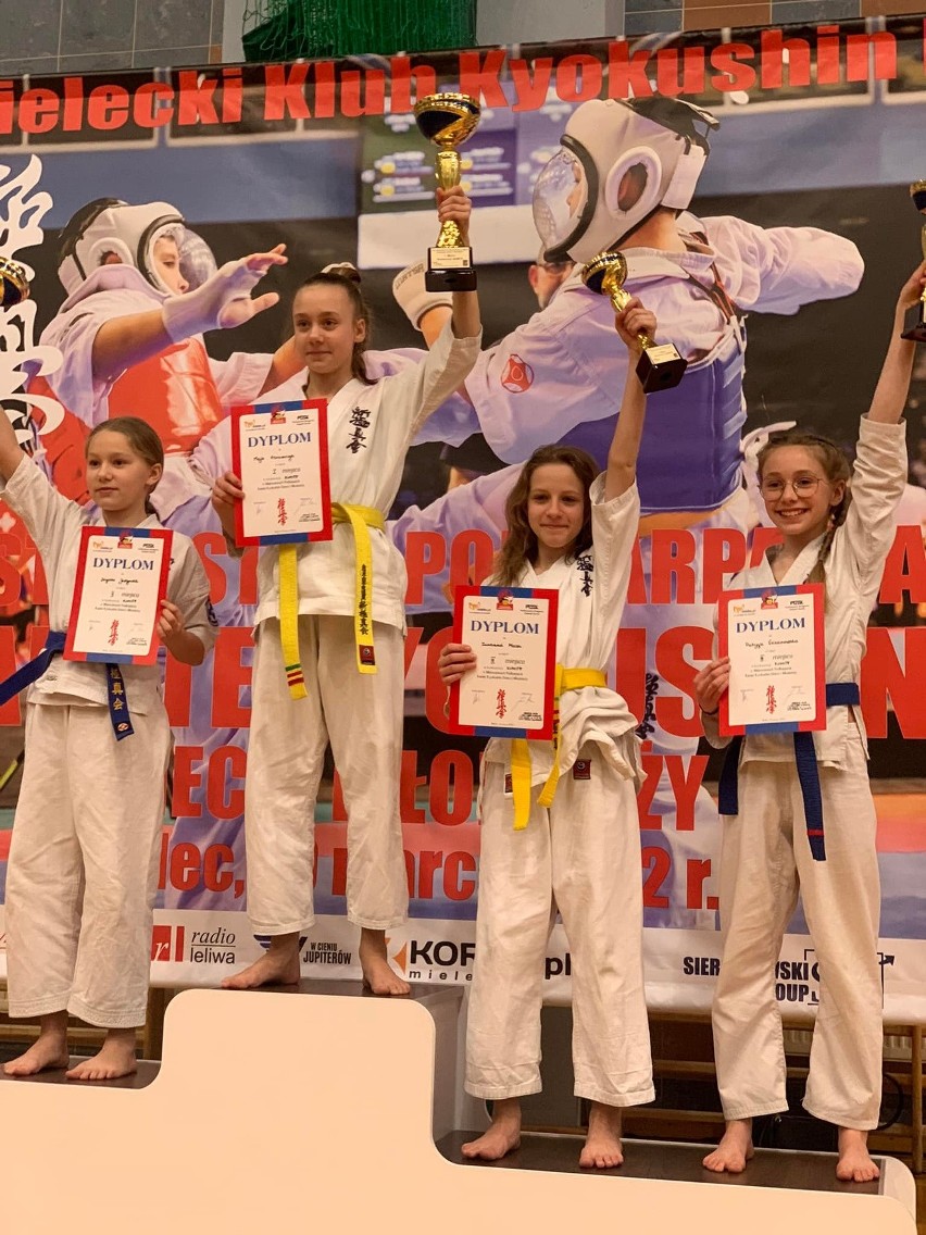 25 medali dla Kieleckiego Klubu Sportowego Karate na Mistrzostwach Podkarpacia. Zobacz zdjęcia z wręczenia pucharów i kulis zawodów 