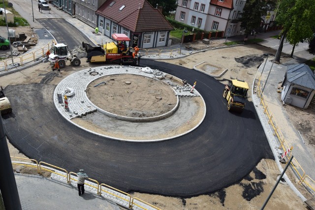 Rondo na skrzyżowaniu ulic Kościuszki i Jeziornej w Szczecinku miało być gotowe do końca czerwca, ale roboty wciąż tam trwają. Od kilku dni nie można tędy w ogóle przejechać (wcześniej ruch odbywał się wahadłowo) z uwagi na prace przy układaniu nawierzchni. Jak się dowiedzieliśmy, termin zakończenia robót wydłużono do 17 lipca. Wszystko z uwagi na roboty dodatkowe (warte ponad 30 tysięcy zł) i usuwanie kolizji z podziemnymi instalacjami. Całość inwestycji pochłonie ponad 1,1 miliona złotych. Utrudnienia dla zmotoryzowanych jeszcze więc trochę potrwają, ale już niebawem przejechanie przez jedno z niebezpieczniejszych skrzyżowań w Szczecinku nie powinno nastręczać trudności. Przypomnijmy, że bardzo często dochodziło to do wypadków i kolizji, gdy wyjeżdżający z Jeziornej usiłowali włączyć się do ruchu na ulicy Kościuszki. Przebudowa skrzyżowania w tym newralgicznym punkcie miasta zakładała budowę ronda, co wcale nie jest łatwe zważywszy istniejącą zabudowę. Nie mogło być one za duże, ale też mikroskopijne, bo musi spełniać swoją rolę – spowalniać ruch, ułatwić wyjazd z Jeziornej i poprawić bezpieczeństwo. Przejścia dla pieszych odsuną się nieco od jezdni, a po obu jego stronach na ulicy Kościuszki powstaną wysepki dla pieszych na pasów.  To nie koniec drogowych wykopek w centrum Szczecinka. Lada dzień ratusz ogłosi przetarg na przebudowę ulicy Parkowej. Ma to związek z trwającą obok budową centrum handlowego po dawnym Manhattanie (roboty związane z parkingami przy ul. Junackiej są już prowadzone). W budżecie miasta dokonano już przesunięć, które przeznaczą 1,2 mln zł na Parkową. Powstanie uliczka od ulicy Ordona (miedzy hotelem Oskar a kamienicą). Inna nowość to małe rondo przejazdowe na skrzyżowaniu Ordona (powstanie kosztem kilku miejsc postojowych) i Parkowej, która pozostanie dwukierunkowa. Ma być łatwiej się mijać samochodom. Zaprojektowano 2-centymetrowe krawężniki, aby był ułatwiony najazd przy mijaniu się dużych pojazdów. 