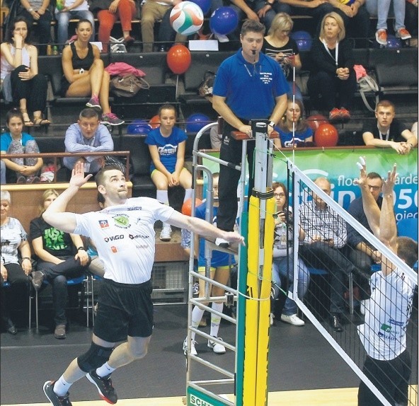 Sebastian Świderski (atakuje) już drugi raz wziął udział w siatkarskim meczu gwiazd.
