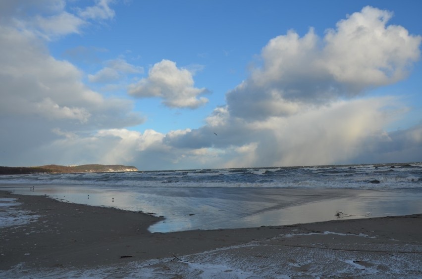 Spacer po sopockiej plaży. Zima na Pomorzu. Wybraliśmy się na spacer nad morze [ZDJĘCIA] 