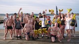 Morsy Świebodzin Aktywni witały nowy rok podczas lodowatej kąpieli. Spotkania przy morsowaniu to już ich tradycja
