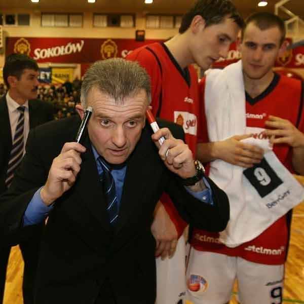 Miodrag Gajić starał się, ale nie potrafił pobudzić koszykarzy Znicza do lepszej gry.