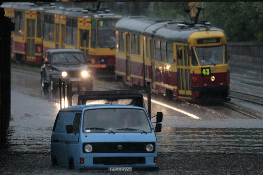 Wystarczy większy deszcz i ulica Konstantynowska zamienia...