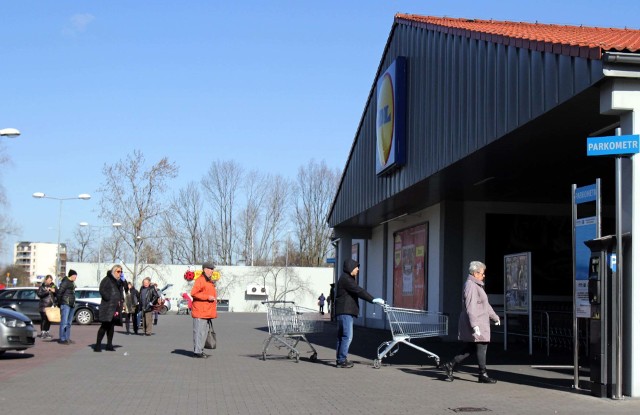 Kolejne ograniczenia rządu weszły w życie. Przed sklepami tworzą się kolejki seniorów Zobacz kolejne zdjęcia. Przesuwaj zdjęcia w prawo - naciśnij strzałkę lub przycisk NASTĘPNE