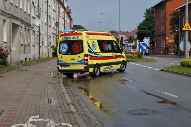 Na ul. Lutosławskiego w Słupsku doszło do potrącenie rowerzysty. Samochód ciężarowy włączając się do ruchu, nie ustąpił pierwszeństwa prawidłowo jadącemu rowerzyście, który jechał ścieżką rowerową. Na miejsce zdarzenia przyjechała policja i karetka pogotowia. 