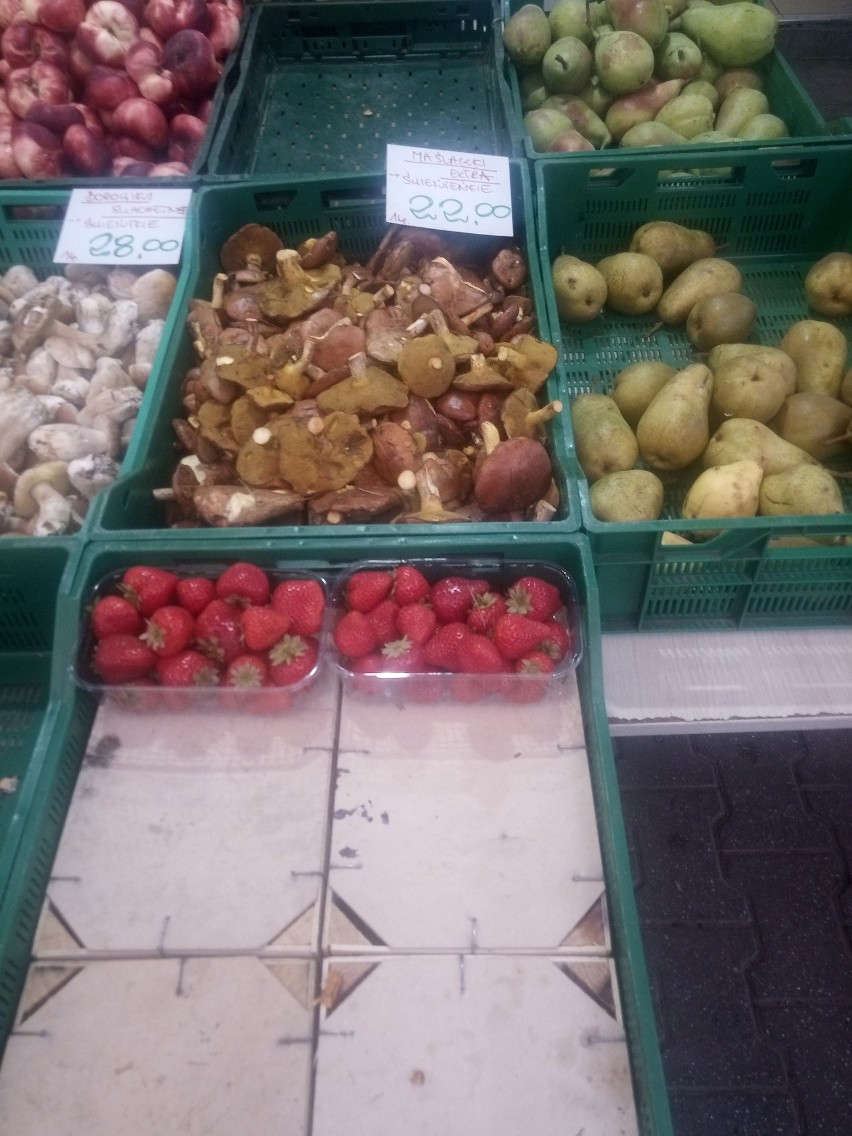 Ceny grzybów na targu na placu Miarki w Katowicach
