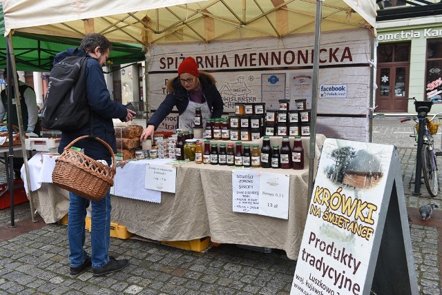 Na Jarmarku Śniadaniowym można było zakupić produkty naturalne i lokalne, przetworzone w sposób tradycyjny. Oprócz tego przewidziane były także ciepłe dania, dostępne na miejscu. Oto zdjęcia!Zobacz także: Wypadek na skrzyżowaniu Szosy Lubickiej i Wyszyńskiego. Zderzyły się cztery pojazdy, w tym karetka na sygnale [zdjęcia]