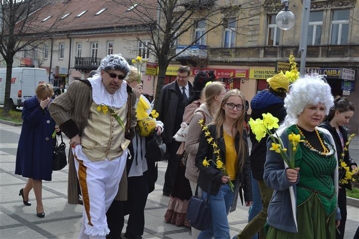 Uczestnicy ubrani byli w kolorowe elementy. Dominowały...