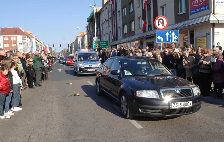 Koszalin pozegnal posla Sebastiana Karpiniuka...