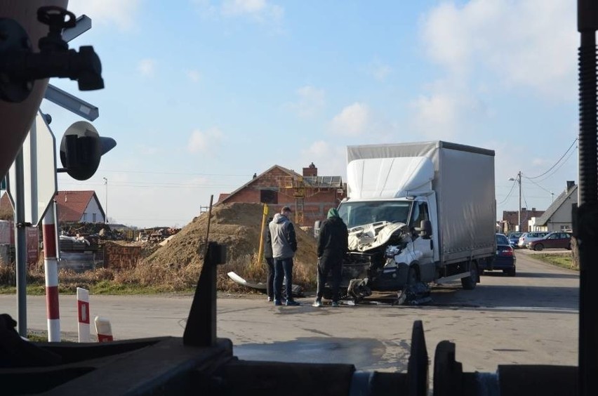 Wypadek na przejeździe kolejowym w Dalkach: Samochód...