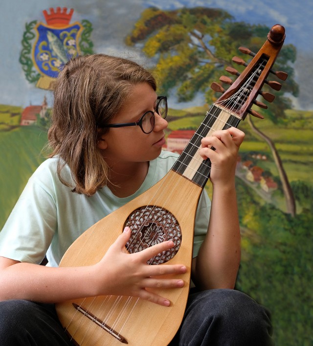 Giterna - popularna od XII do XV wieku - to prababcia współczesnej gitary i ukulele 