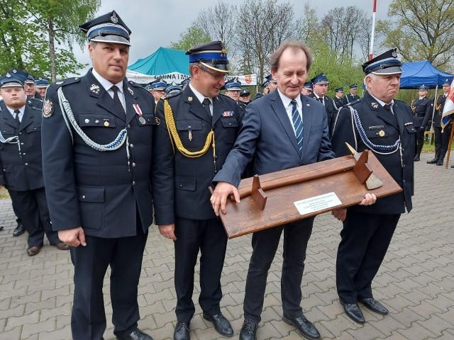 Prof. Włodzimierz Bernacki otrzymał pamiątkowy toporek strażacki
