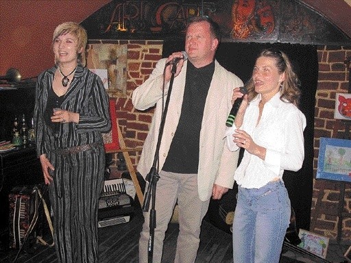 "Głosem serca się nie kieruj, tylko forsa ważna w życiu jest...&#8221; śpiewał Sławomir Pajor, prezydent Stargardu. Choć zdjęcie pokazuje, że śpiewały tylko Karolina Szarubka (z lewej) i Basia Wiśniewska.