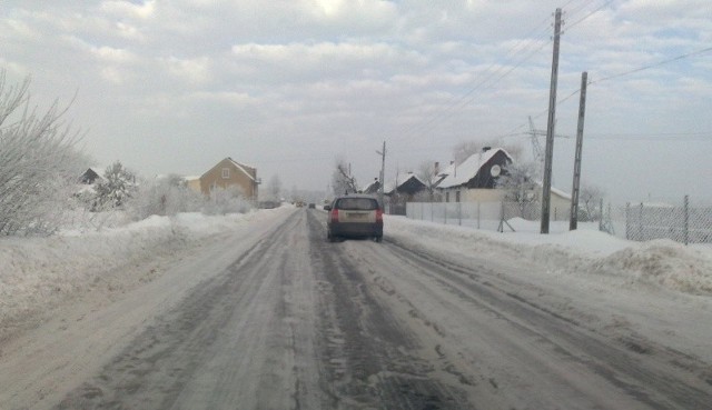 Na odcinku drogi powiatowej Występy &#8211; Bukowa lepiej jest poruszać się na łyżwach, niż samochodem.