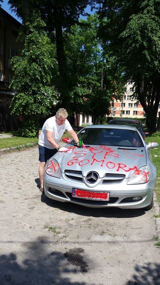 Panu Zbigniewowi raz udało się usunąć napisy z auta. Ale po...