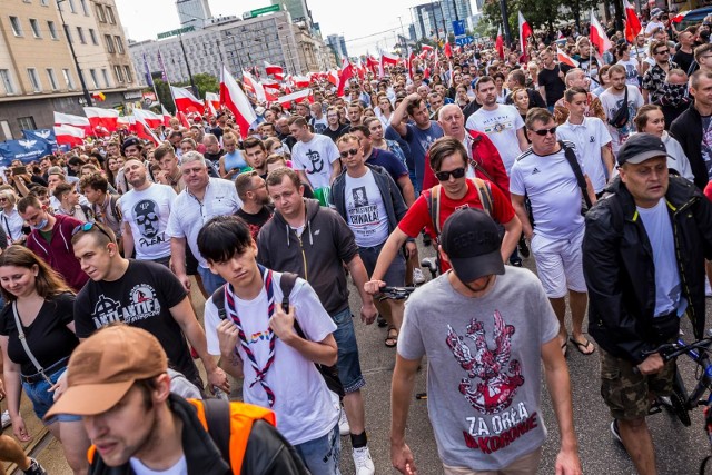 Władze Warszawy regularnie próbują utrudniać organizację Marszu Powstania Warszawskiego, a organizacje lewicowe urządzają prowokacje, nie potrafiąc uszanować dnia wspominającego powstańczy zryw. Na zdjęciu Marsz Powstania Warszawskiego w 2021 roku.