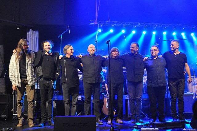 Podczas koncertu jubileuszowego w Bielsku-Białej na scenie pojawili się wszyscy muzycy, którzy na przestrzeni wielu lat mieli okazję grać w Lizardzie.