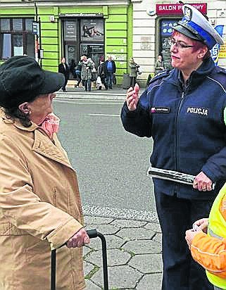 Asp. Marzanna Boratyńska poucza pieszą, która przeszła przez jezdnię w niedozwolonym miejscu.